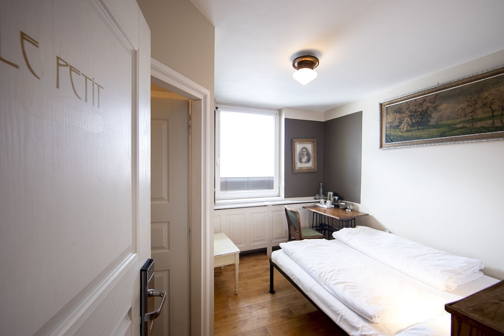ROOM, SINGLE