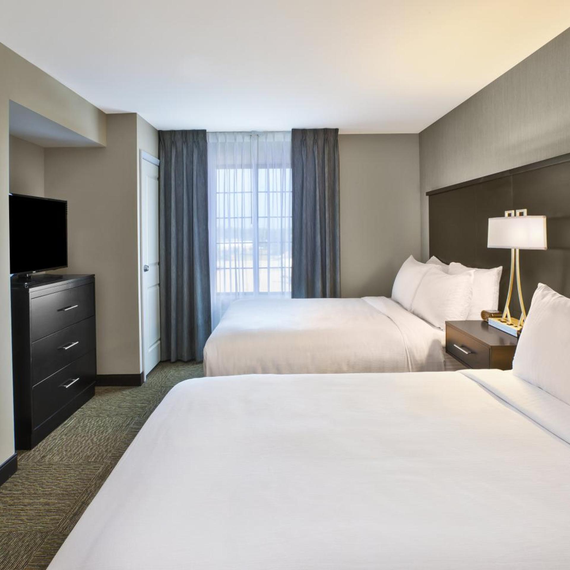 جناح بسرير كينج وسريرين كوين بغرفتي نوم مع أريكة لذوي الإعاقة، Staybridge Suites Benton Harbor St Joseph 2/3