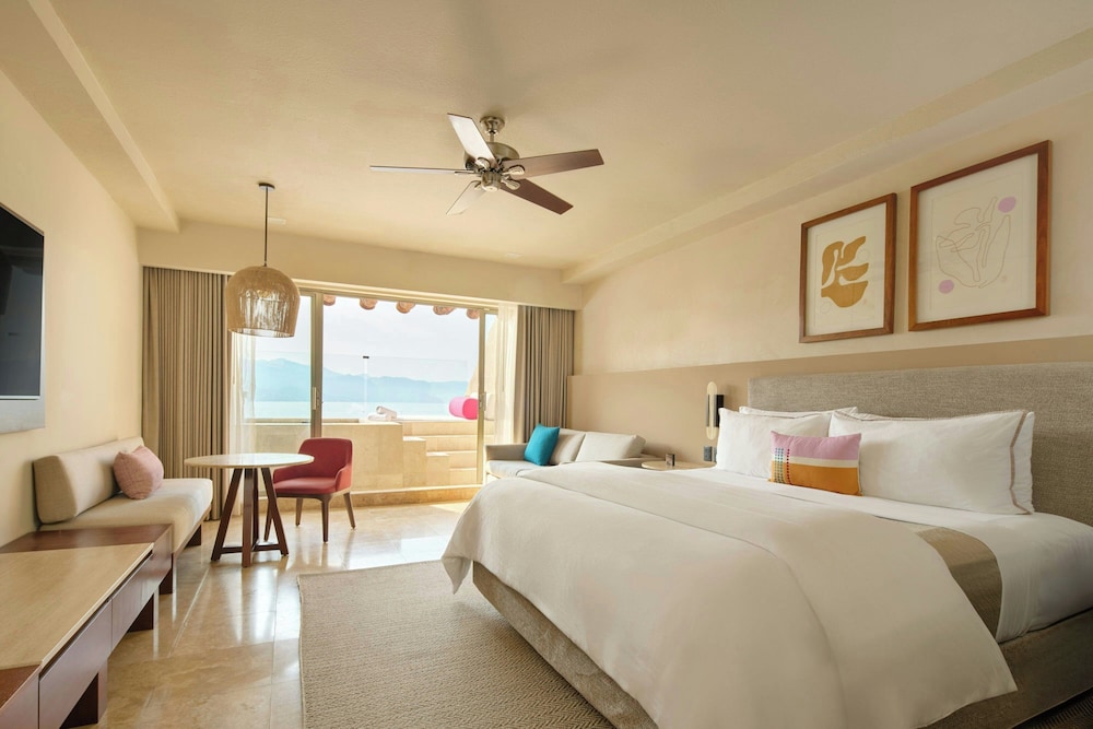 Skypool, Junior Suite, King Bed, Ocean View, Sofa