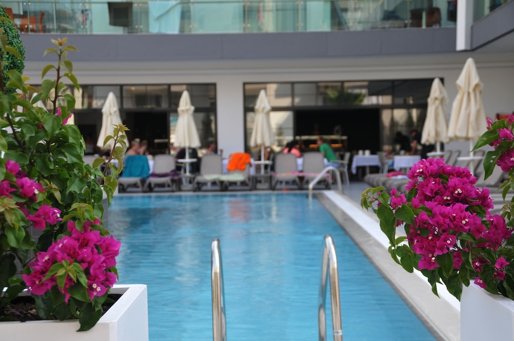 Green Garden Suites Hotel 27/29