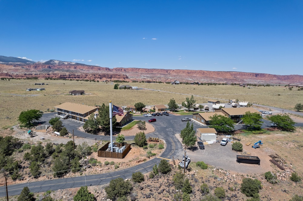 Broken Spur Inn And Steakhouse 68/72