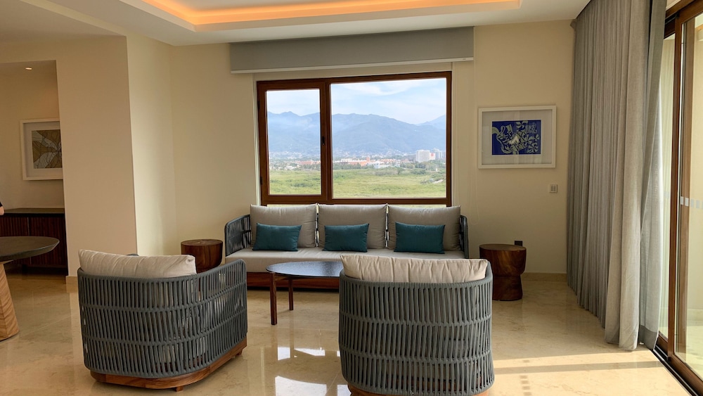 Holiday Inn and Suites Puerto Vallarta Marina and Golf 54/78