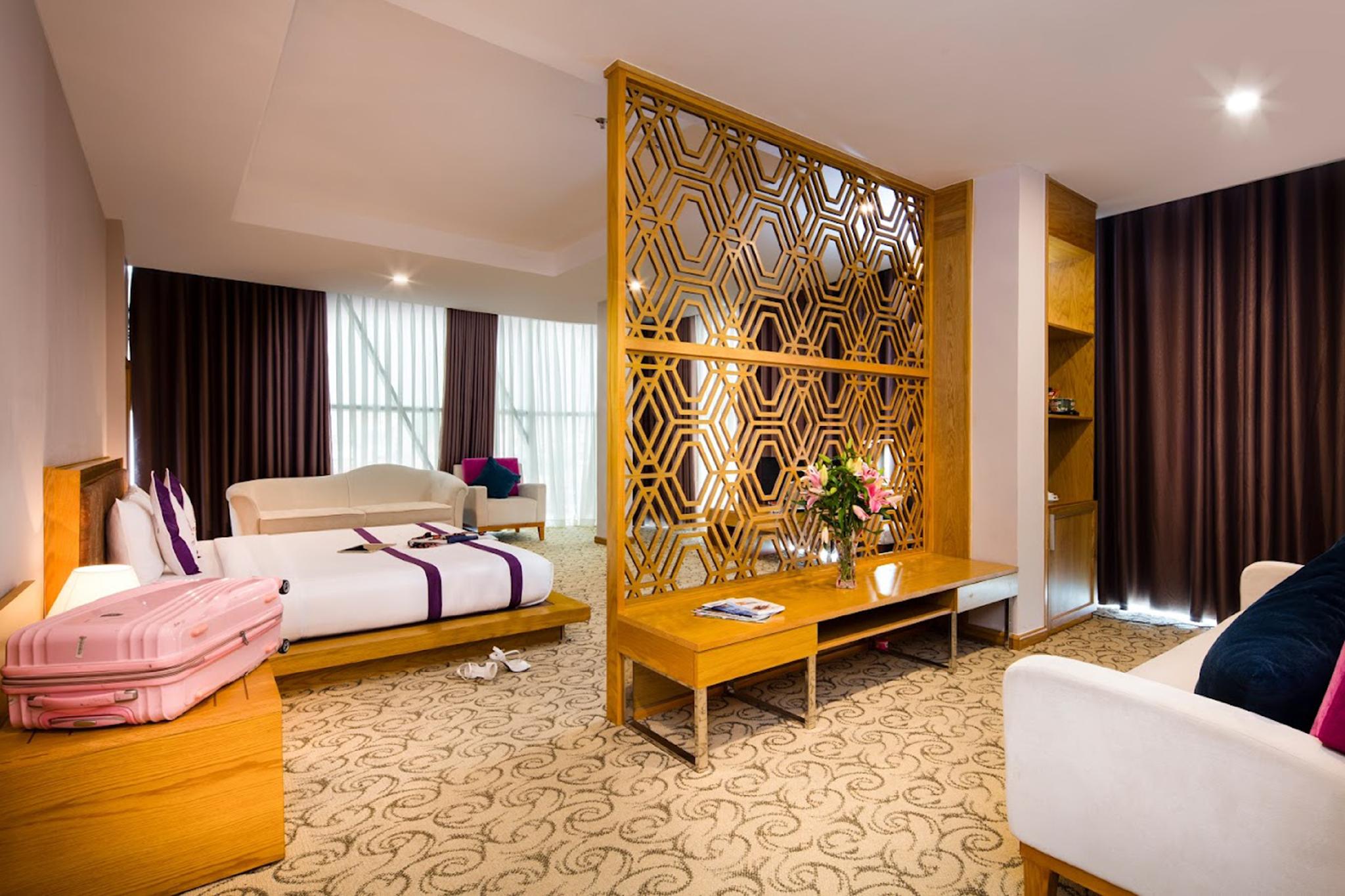 Suite, King Bed, City View