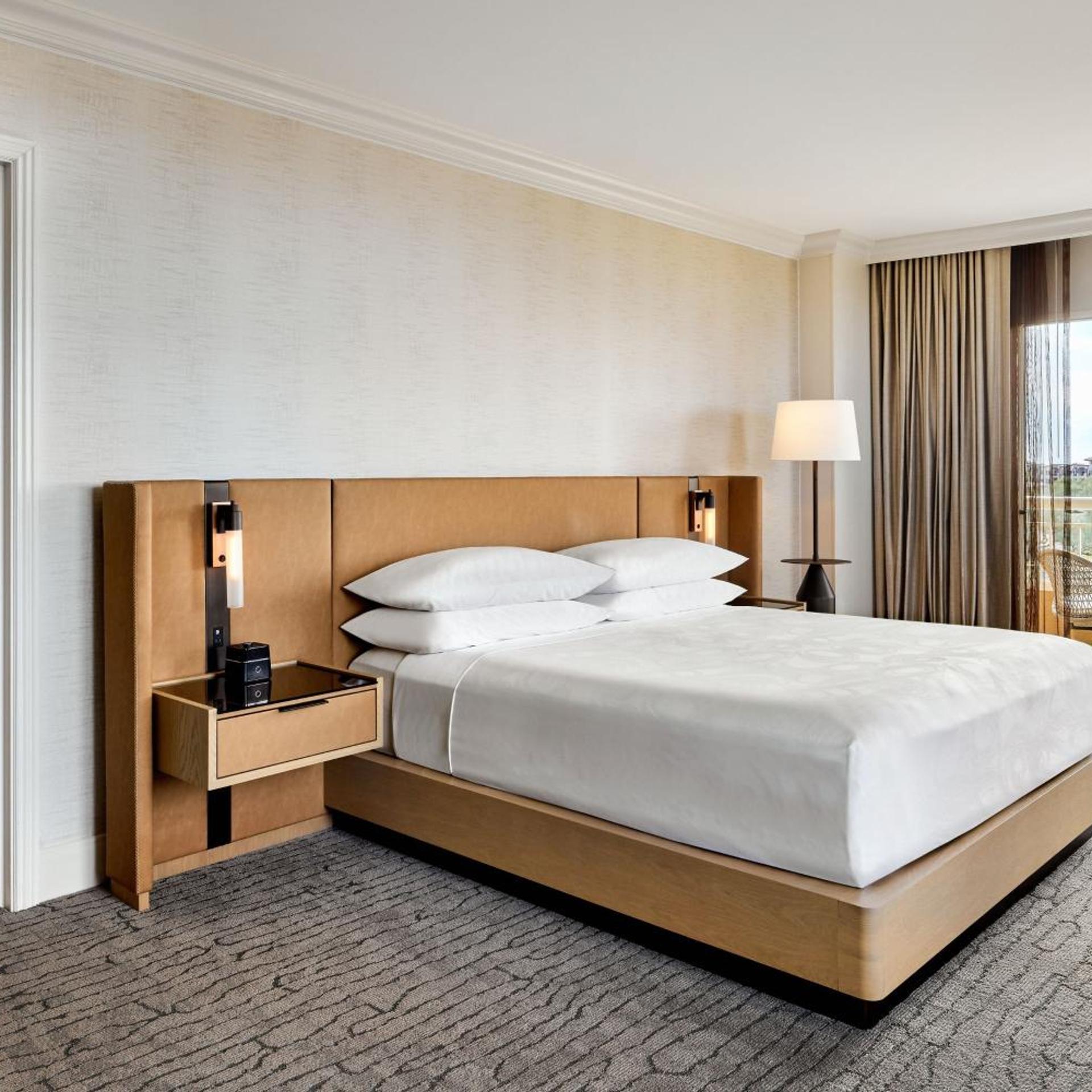 1 Bedroom, Suite, King Bed, Pool View, Sun Deck, Sofa