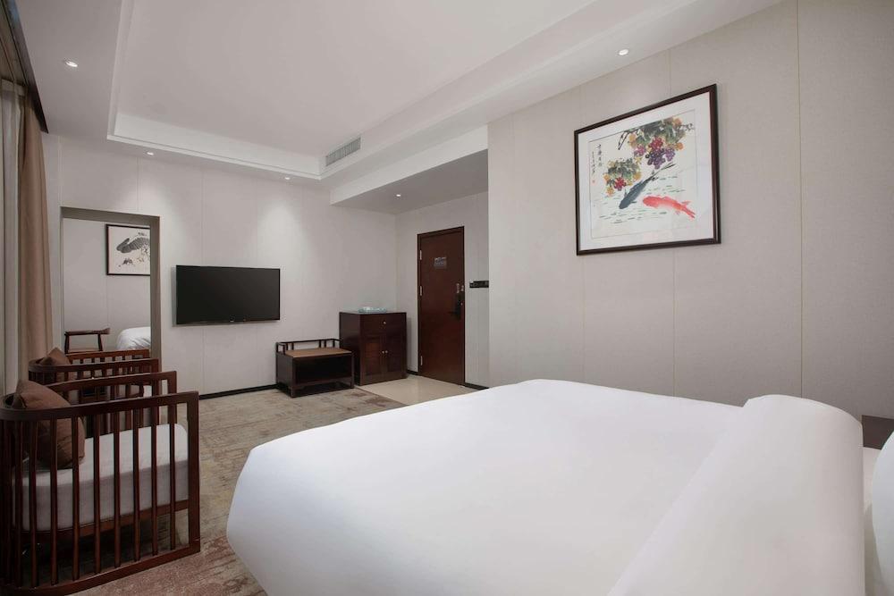 Ramada Encore by Wyndham Linqu Downtown 18/37