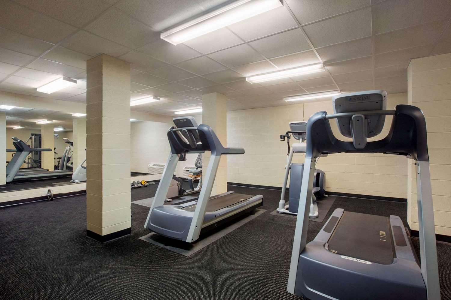 Travelodge By Wyndham Livonia 12/21