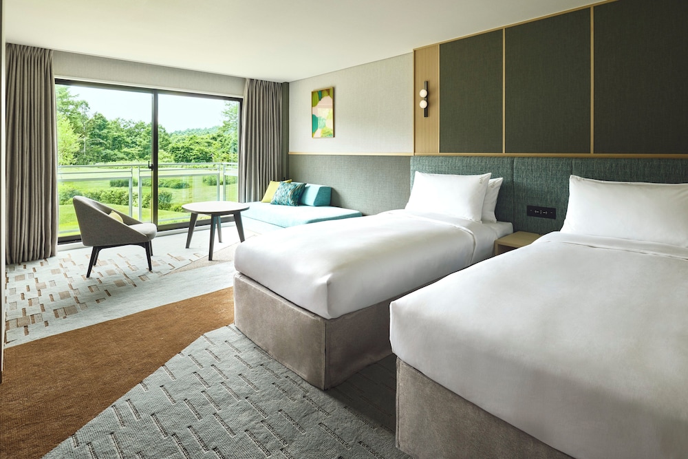 Premium, Twin Beds, Forest View