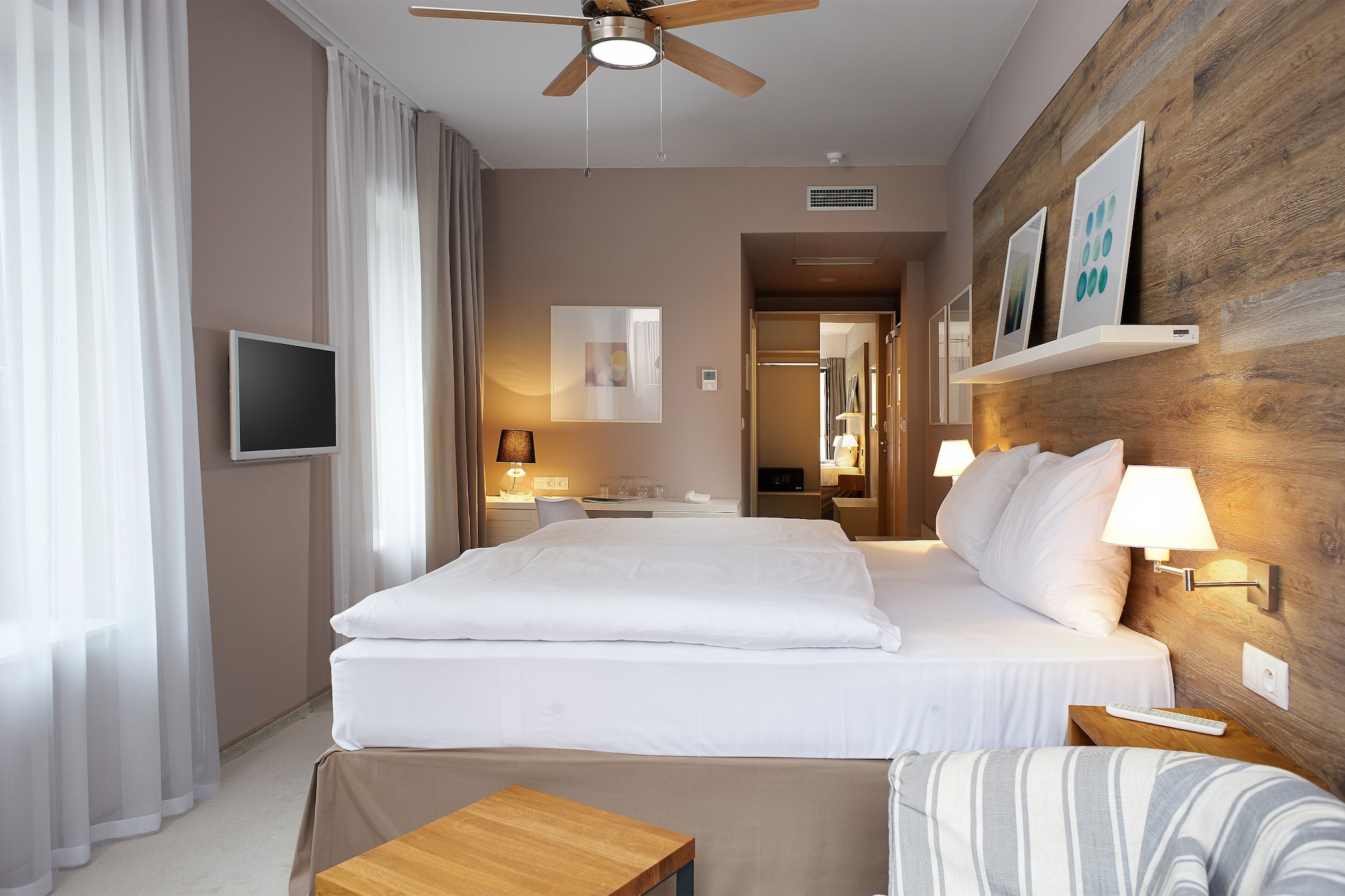 Superior, Queen Bed, Golf Course View, Balcony