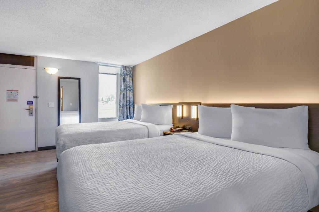 2 Queen Beds - Non-Smoking, Kitchen