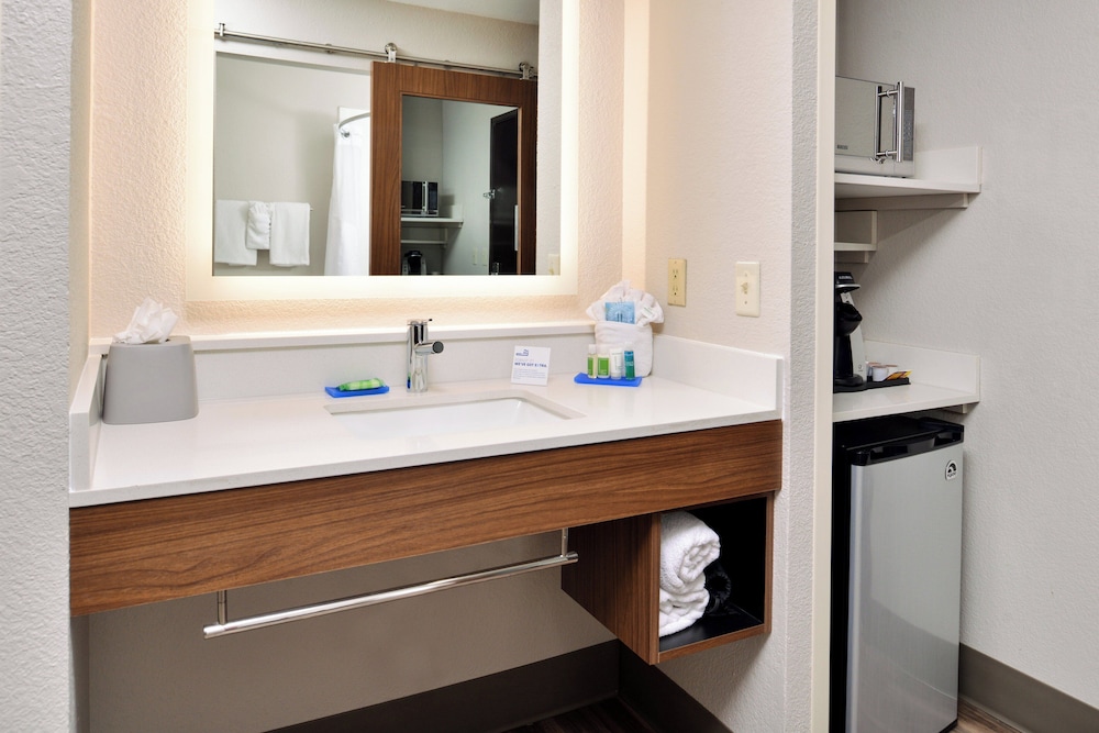 Holiday Inn Express Suites North Kansas City Ex Quality Inn Suites 51/52