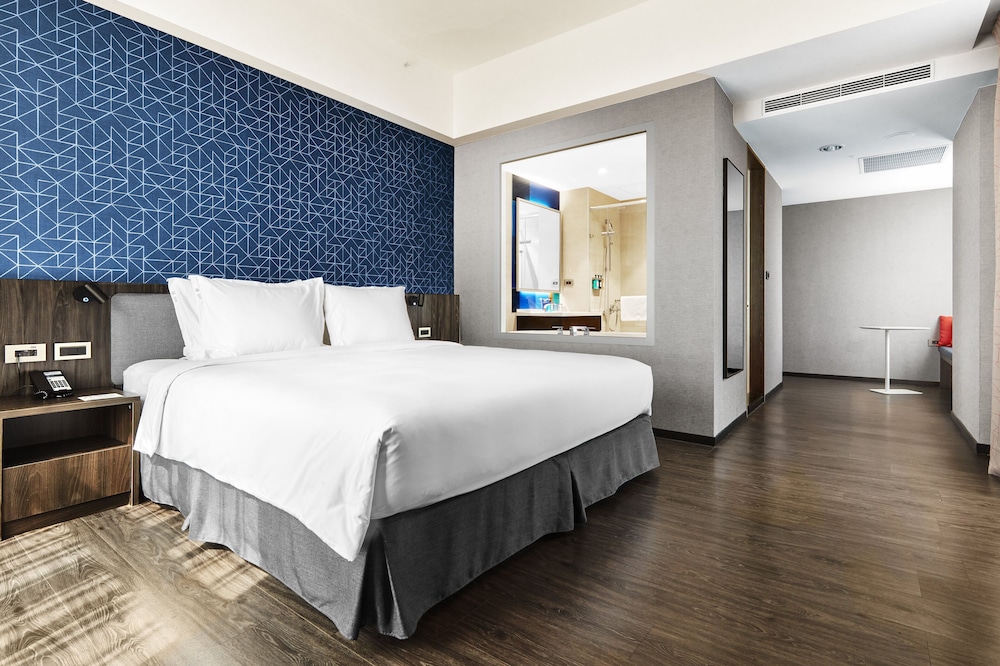 Holiday Inn Express Kaohsiung Love River 25/49