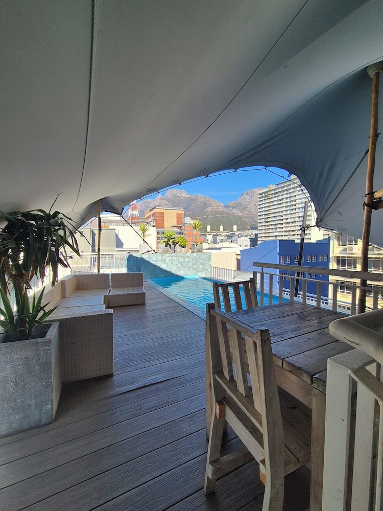 Urban Oasis Aparthotel Eatery and Spa 40/50