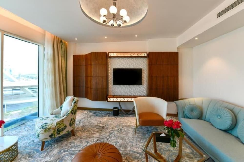 EXECUTIVE, SUITE
