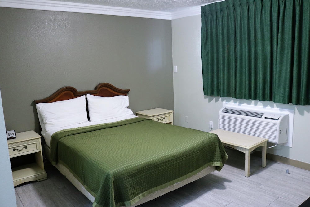 Deluxe Inn Motel 11/22