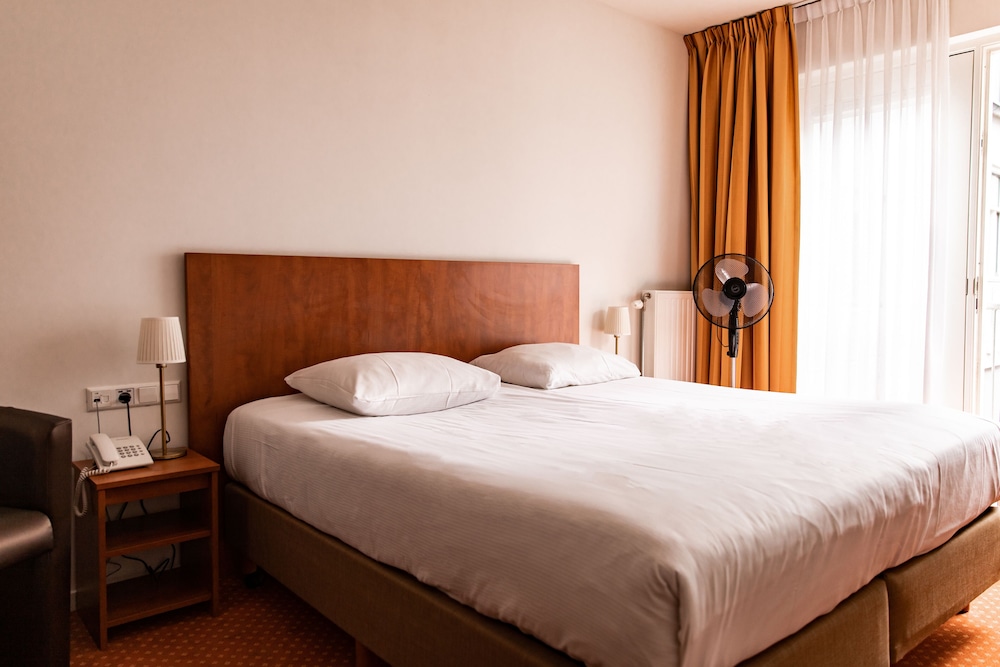 Ambassador City Centre Hotel 29/76