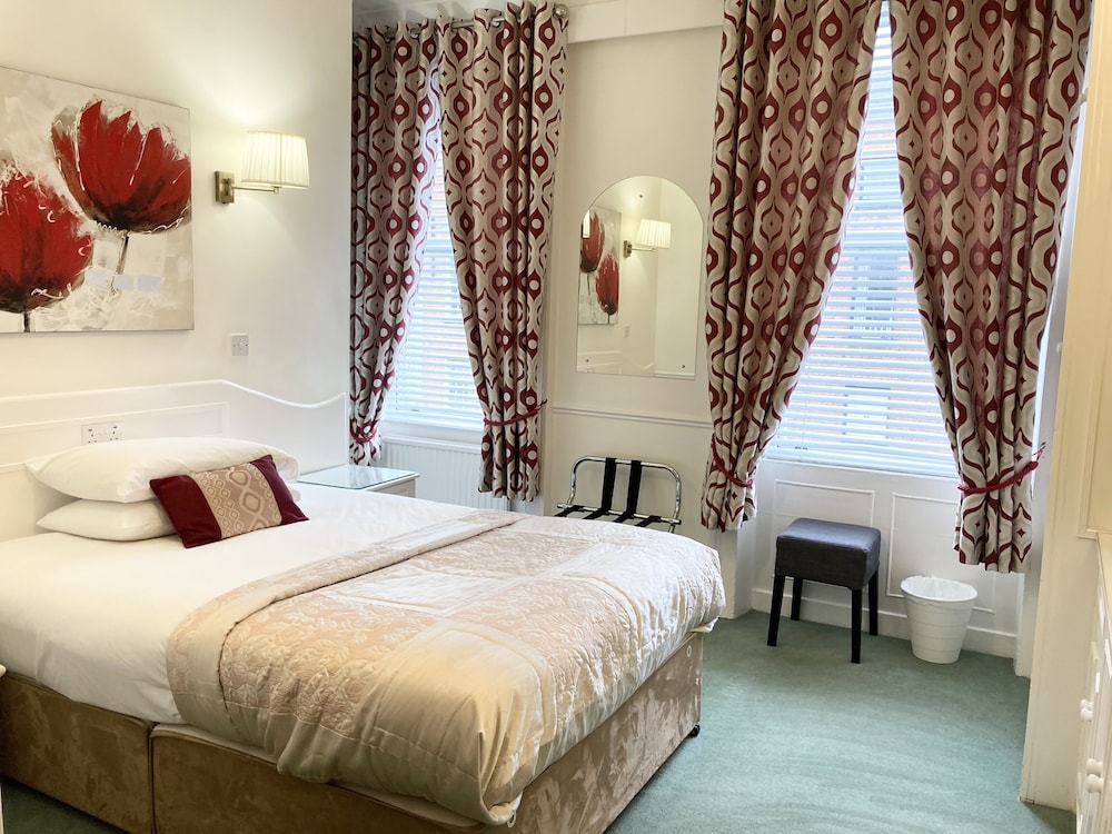 ROOM, TWIN BEDS