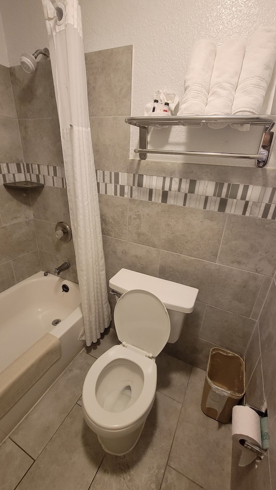 Econo Lodge Inn & Suites Near Lackland AFB San Antonio, TX 17/36