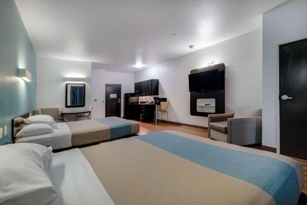 2 Queen Beds - Non-Smoking, Mini Fridge 7/10