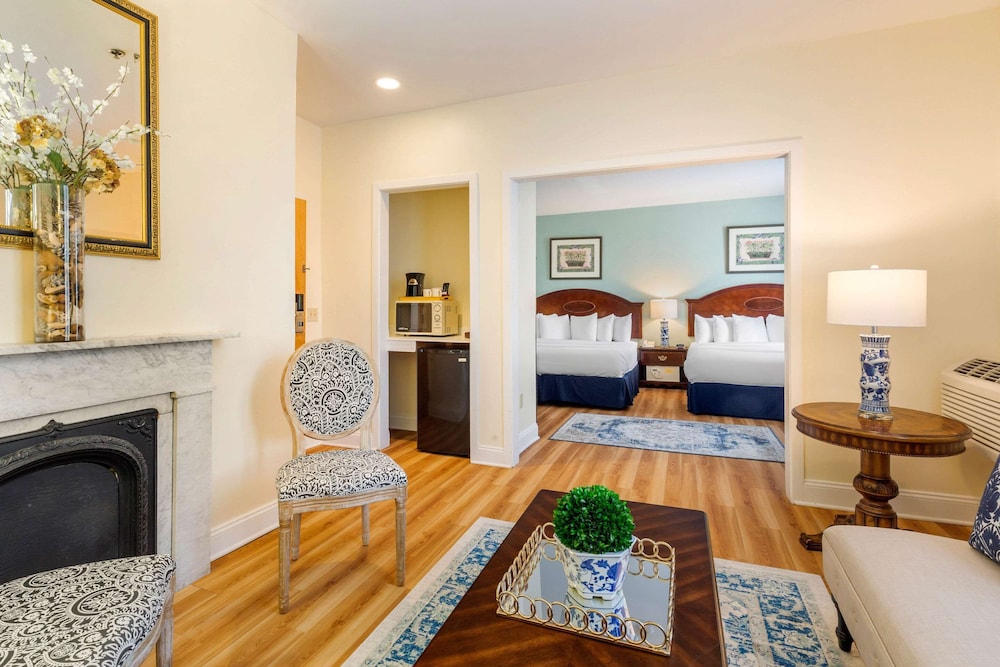 The Carriage House Inn Newport 32/44