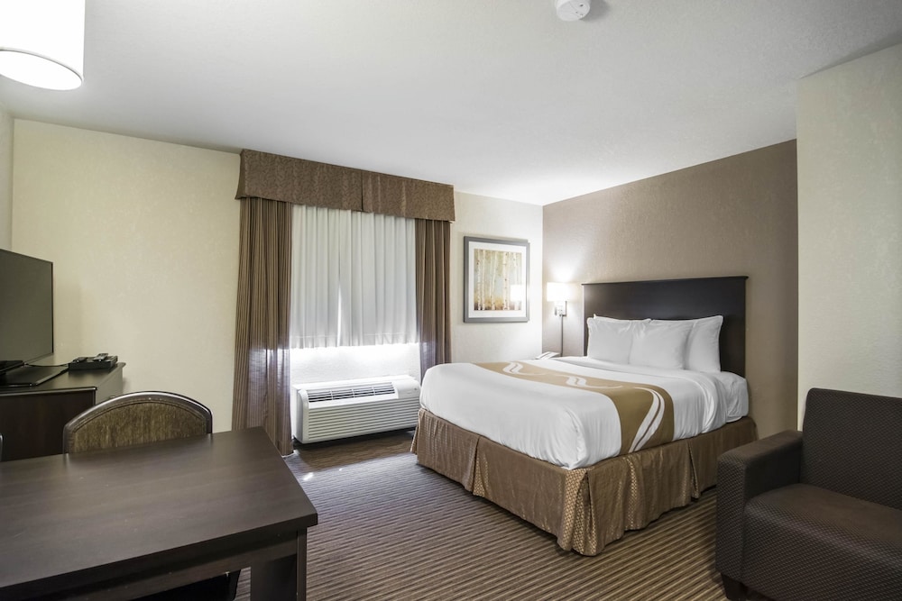 Quality Inn & Suites Thompson, MB 11/41