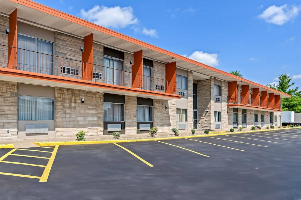 Travelodge By Wyndham Bloomington 54/62