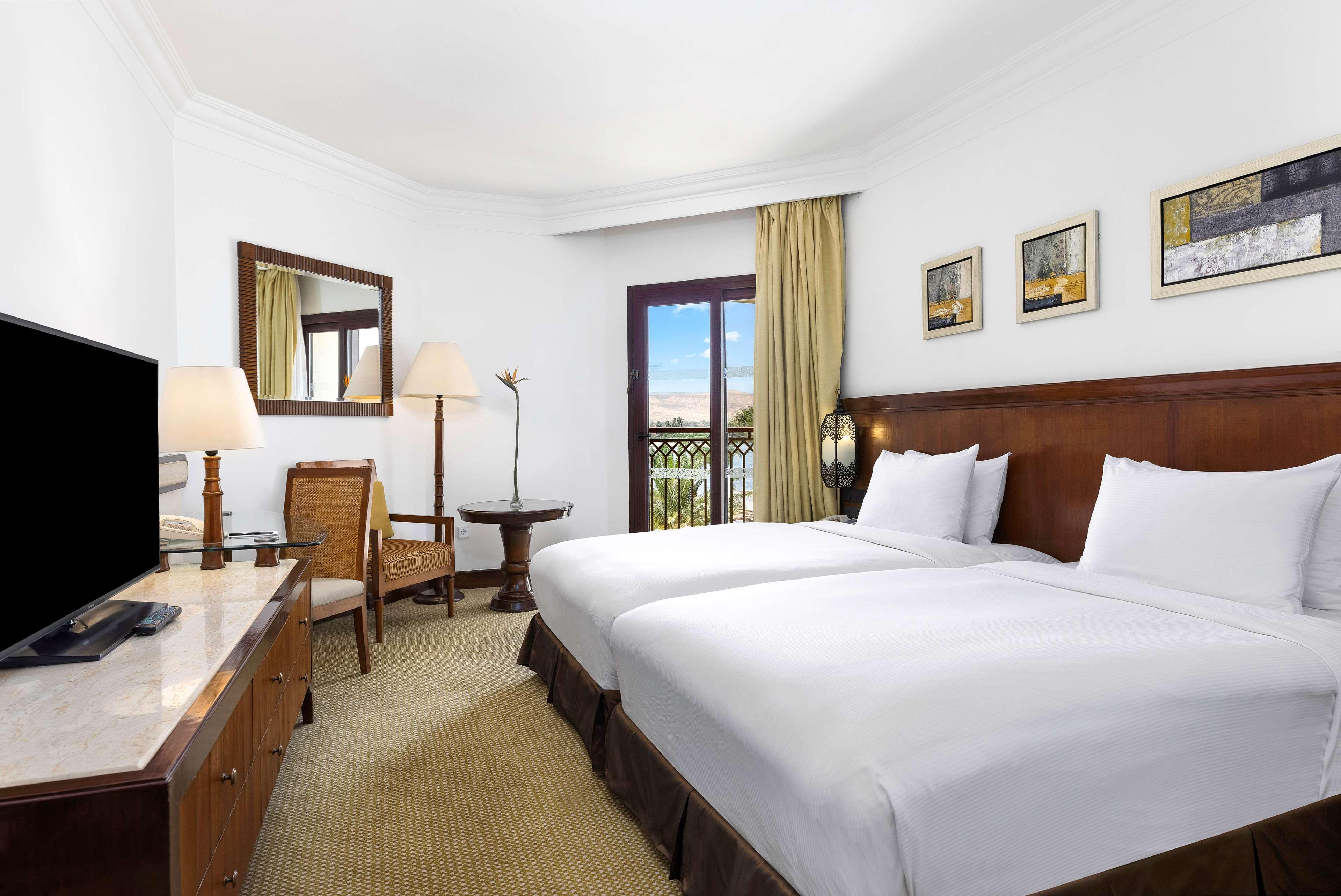 GUEST ROOM, TWIN BEDS, RIVER VIEW, LIVING AREA