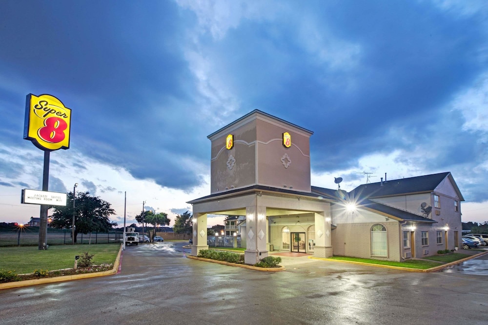 Super 8 By Wyndham Dallas East Near Fair Park Downtown 14/21