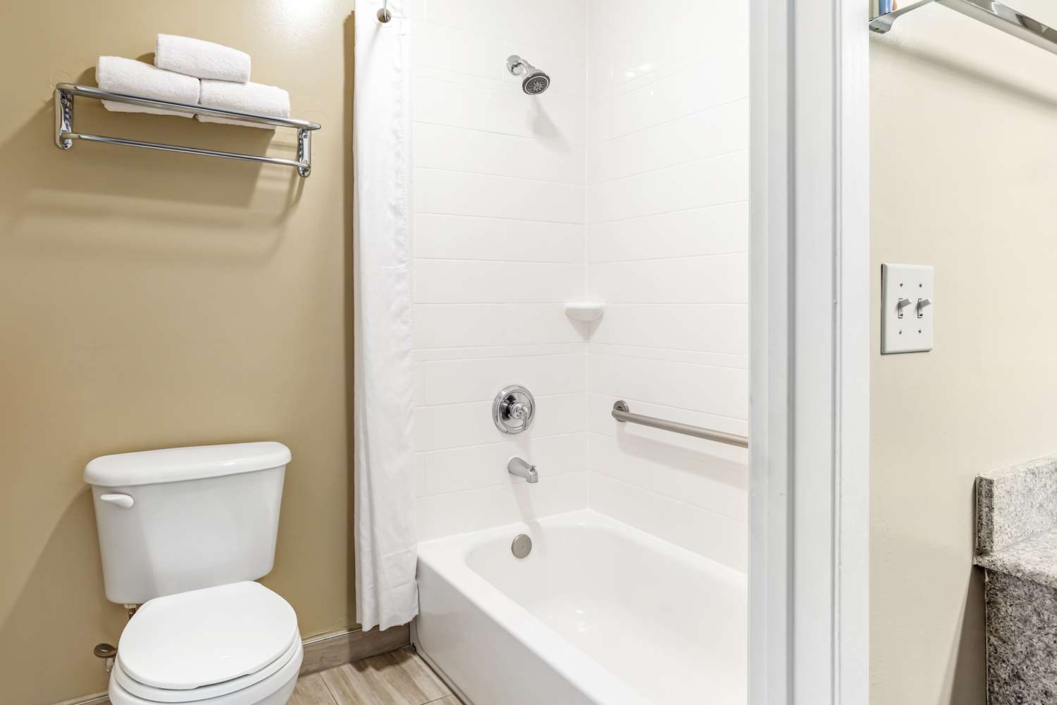 Best Western China Lake Inn 22/24