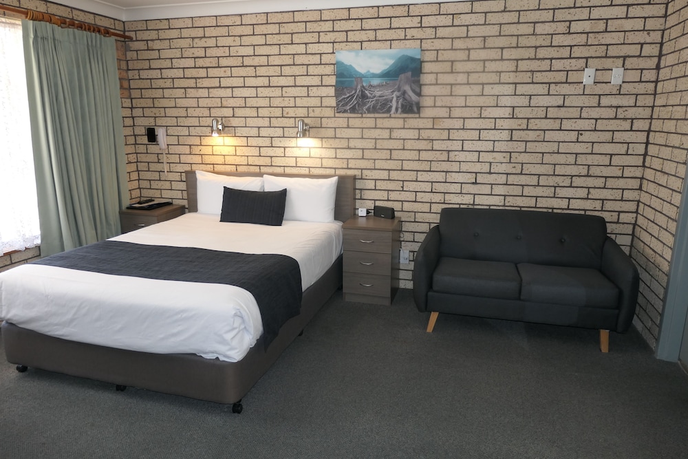 COWRA CREST MOTEL 10/50