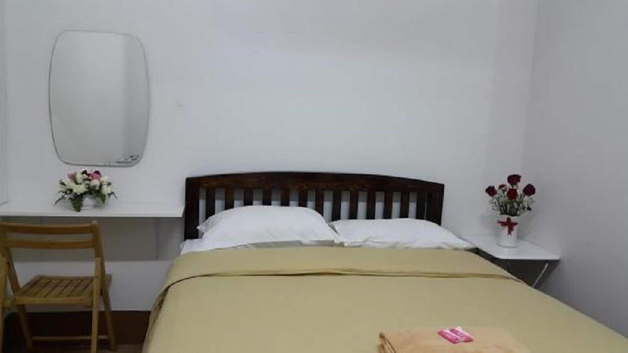 ROOM, TWIN BEDS