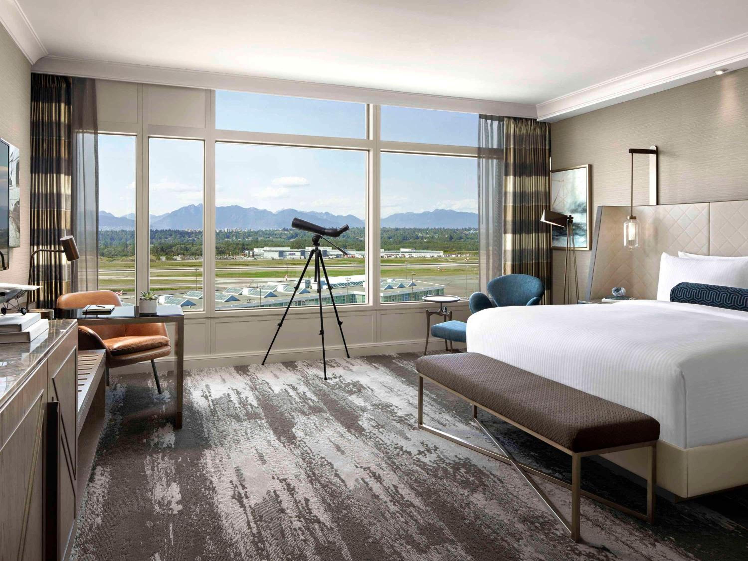 Fairmont Gold, Junior Suite, King Bed, Sofa, Lounge Access