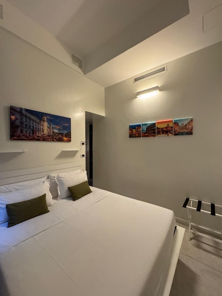 NAVONA SUITES 9/52