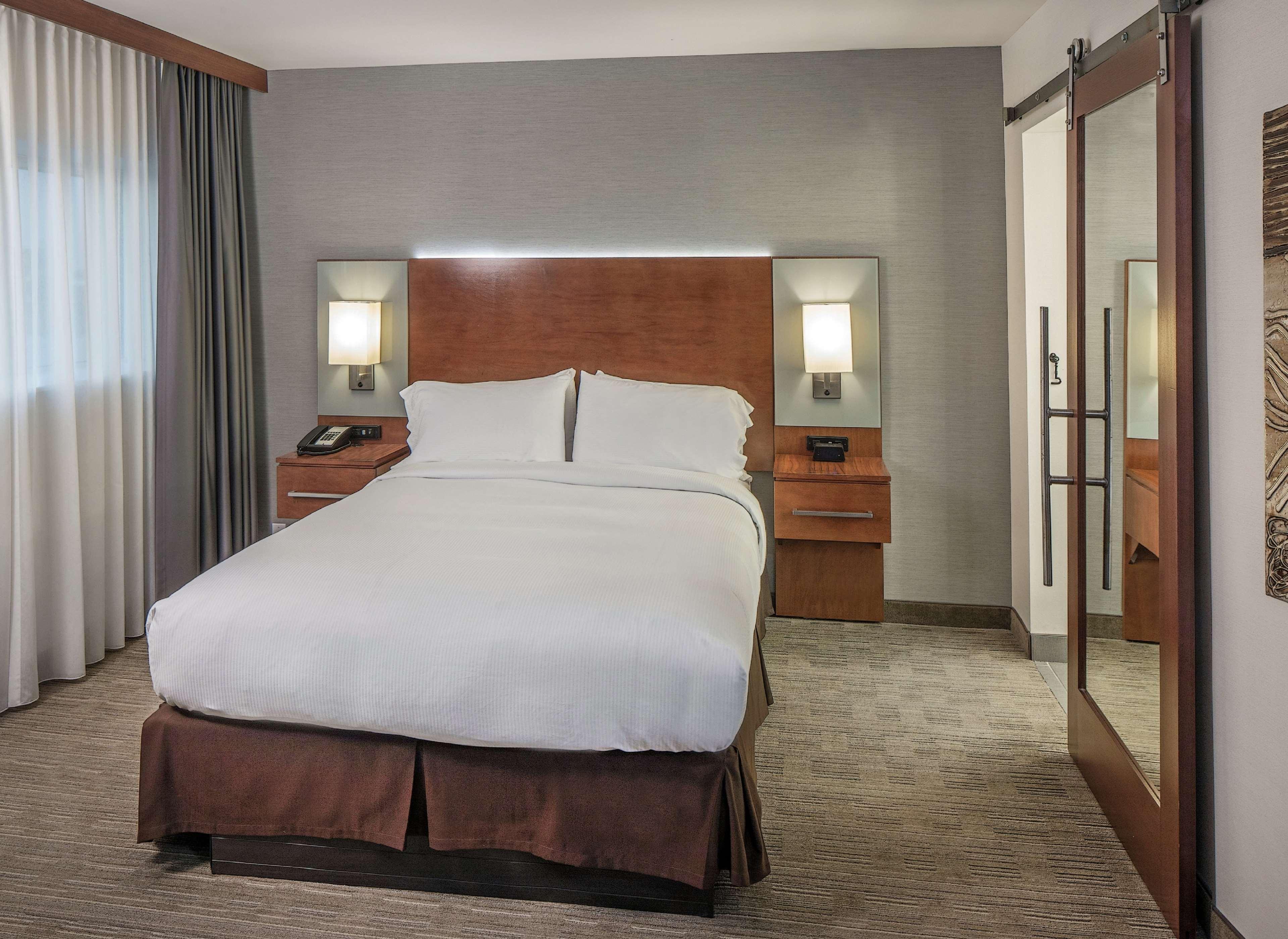 2 ROOMS, SUITE, QUEEN BED