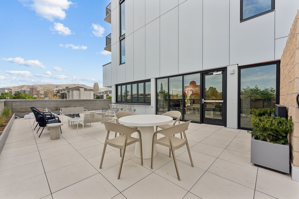 Placemakr Salt Lake City Downtown, Apartments by Hilton 46/50