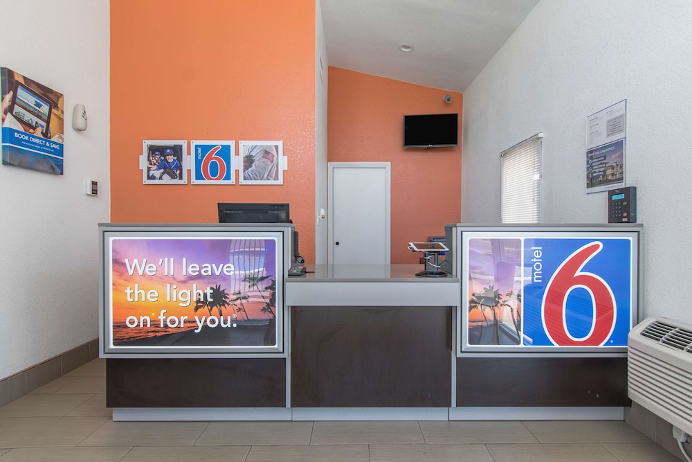 Motel6 Bakersfield, CA - Central 8/44