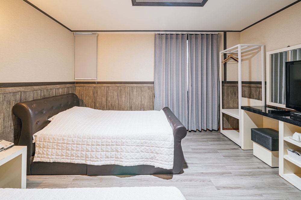 Gallery Hotel Be 25/50