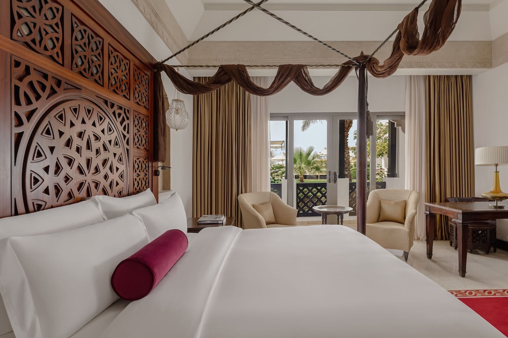 Deluxe, King Bed, Pool View
