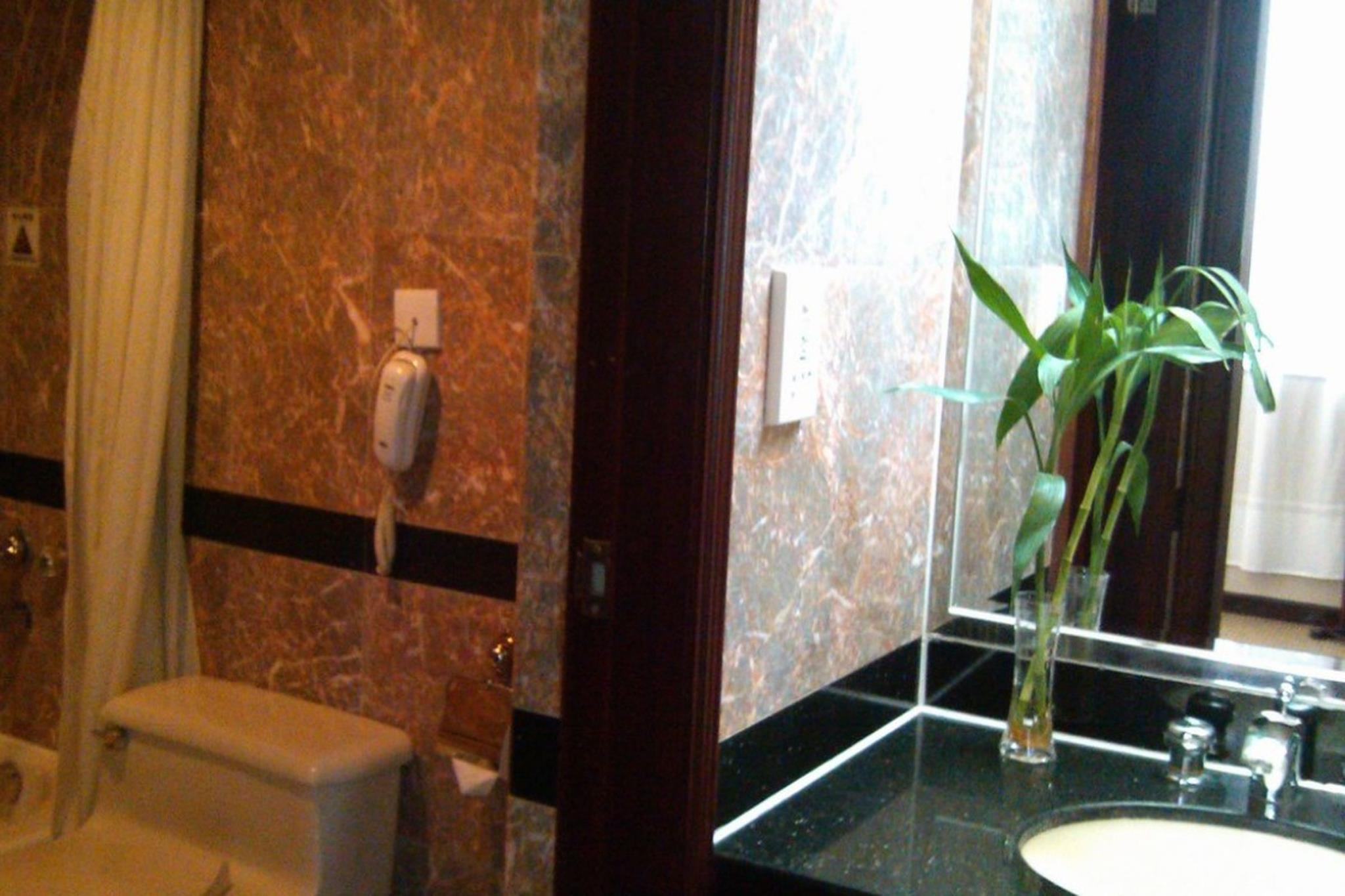KUNMING HOTEL 50/50