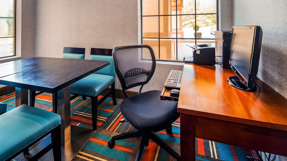 Best Western Bradbury Inn & Suites 16/26