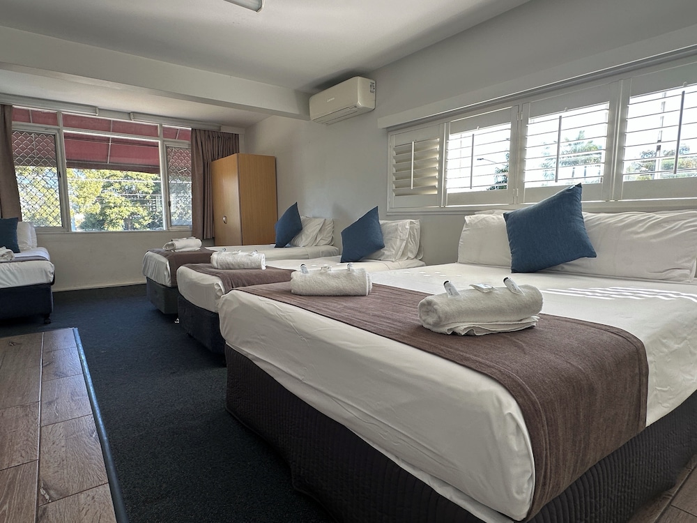 Family, 1 Queen and 3 Single Beds, Large
