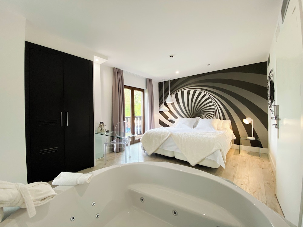 Superior, Double Bed, Pool View, Cuevas I Y Ii 7/10