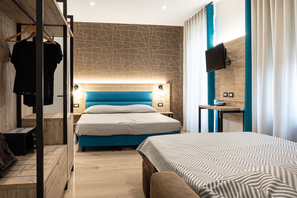 Cuneo Hotel 6/37