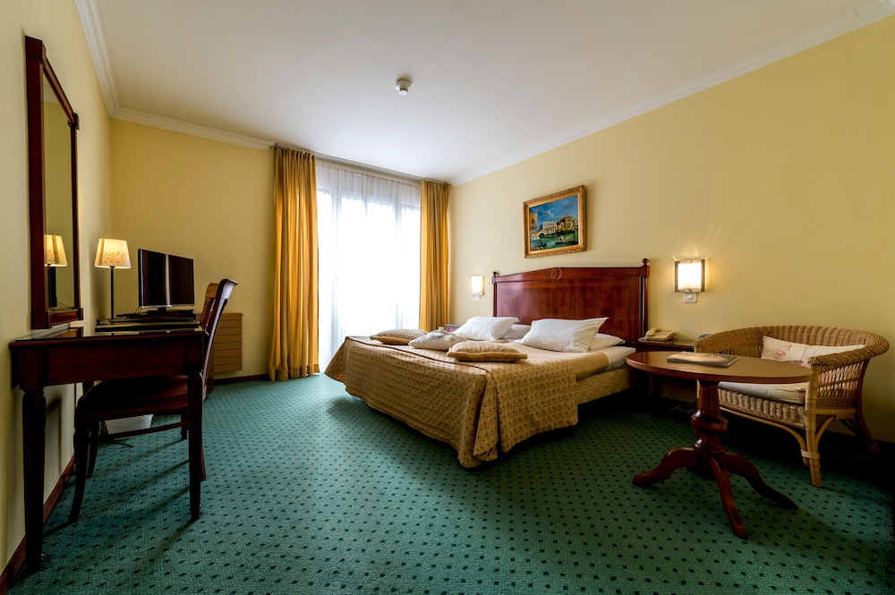 Churchill Hotel 16/37