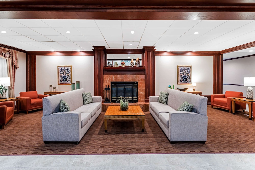 La Quinta Inn Suites Madison American Center 24/38