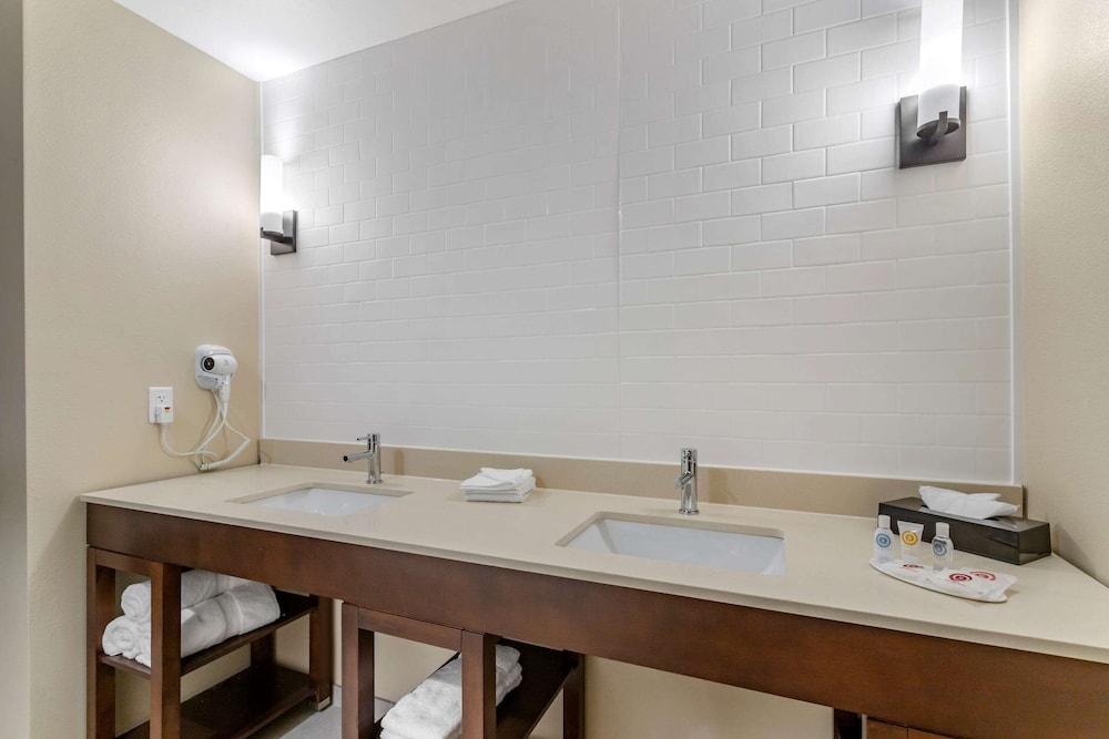 Comfort Inn & Suites Waller TX 28/36