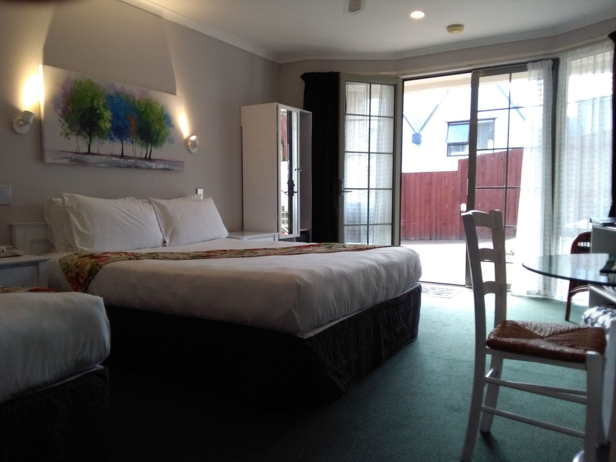 BUSINESS, STUDIO, SUITE, MULTIPLE BEDS, JETTED TUB