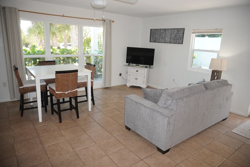 Pearl Beach Inn 17/54