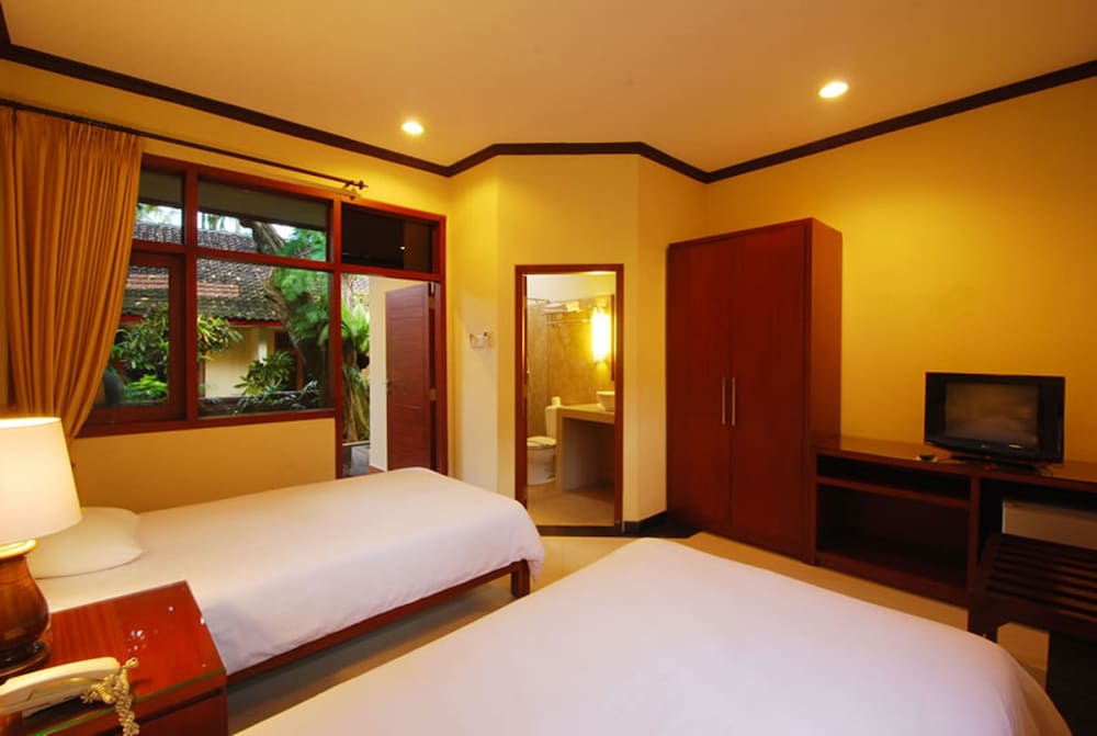 YULIA BEACH INN 19/67