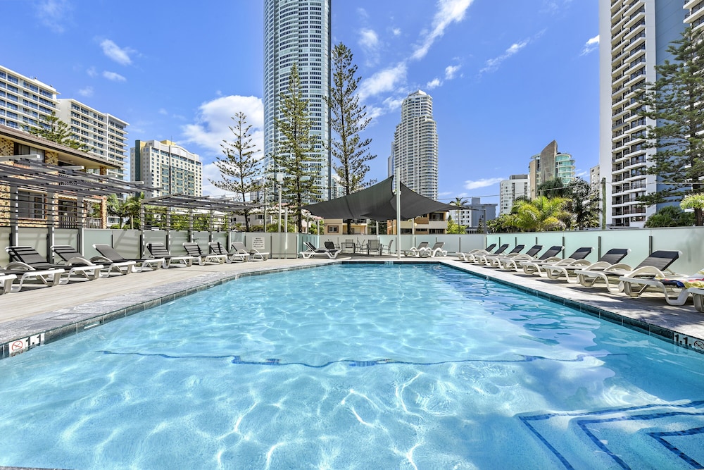 Surfers Century Oceanside Apartments 19/50