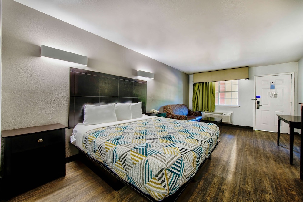 DELUXE, KING BED